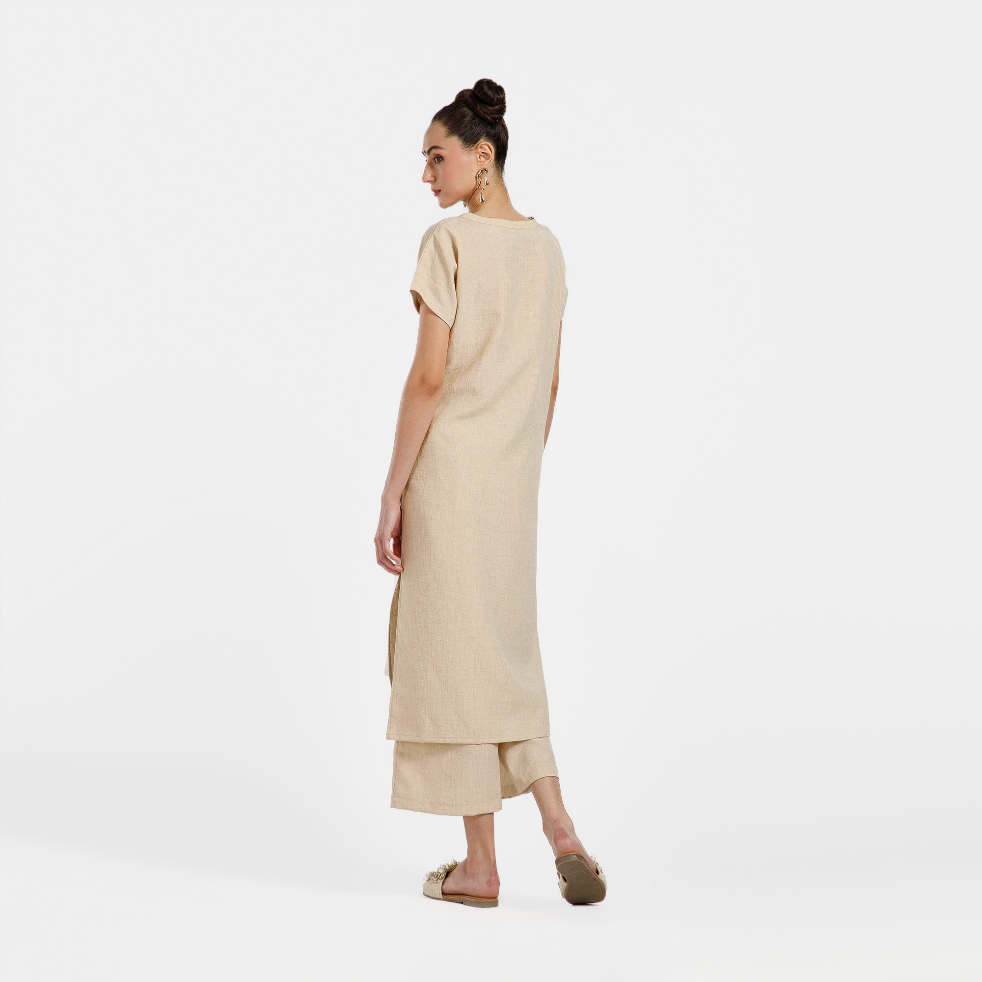 Off White Cotton Slub Linen Textured Kurta With Heart Neck Patch