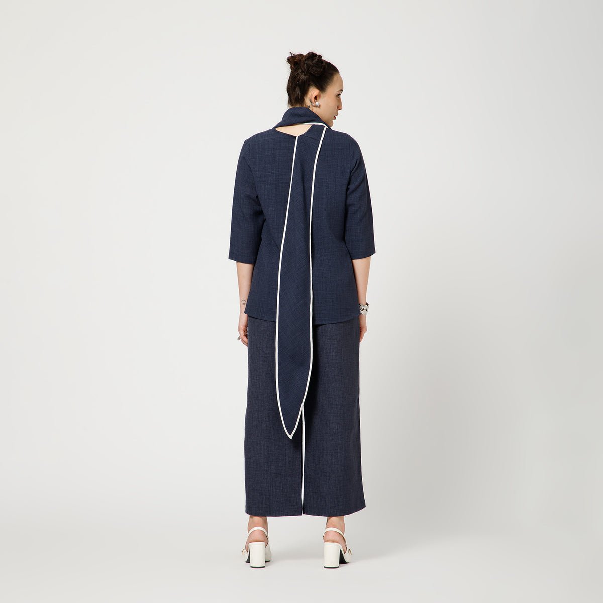 Blue Slub Linen Draped Top With White Piping