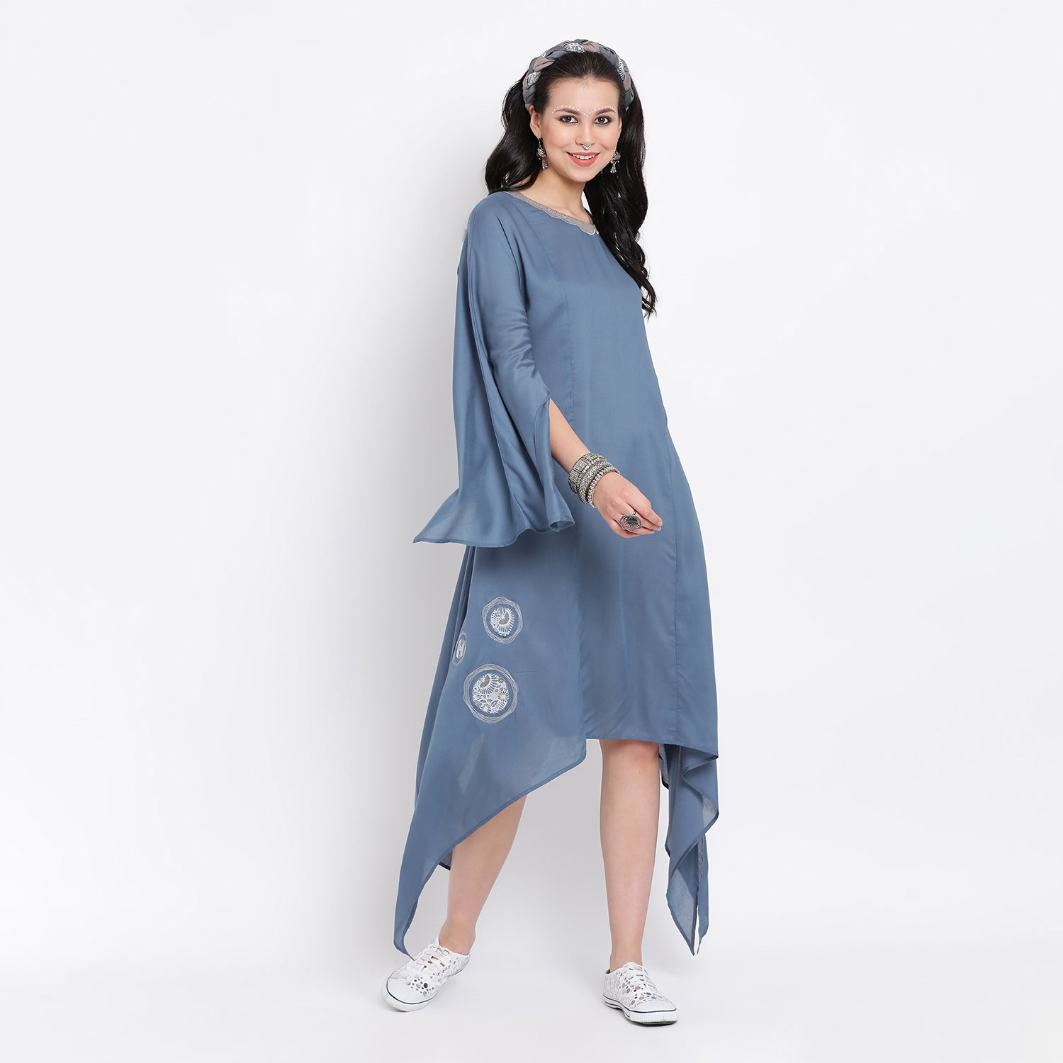 Blue viscose kaftan with embroidery at neck
