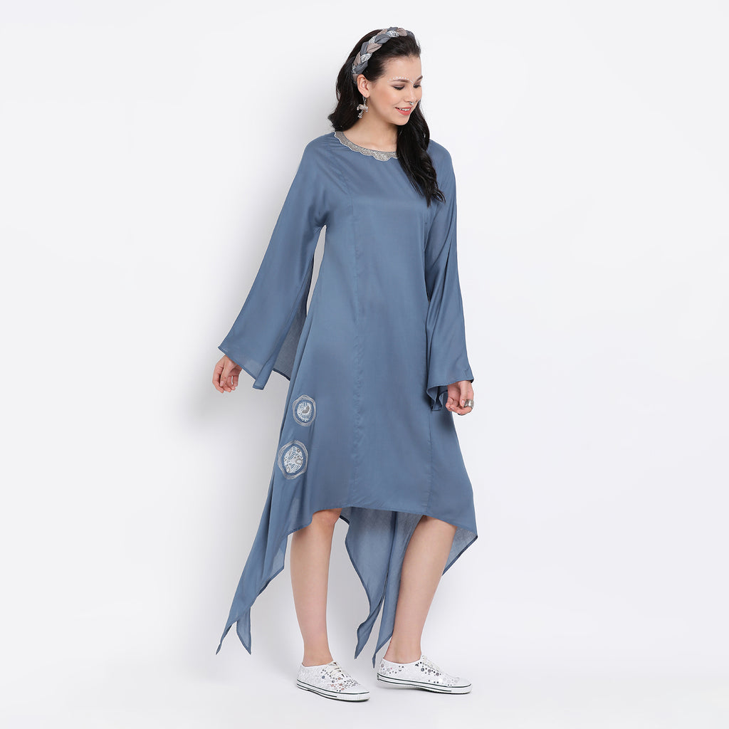 Blue viscose kaftan with embroidery at neck
