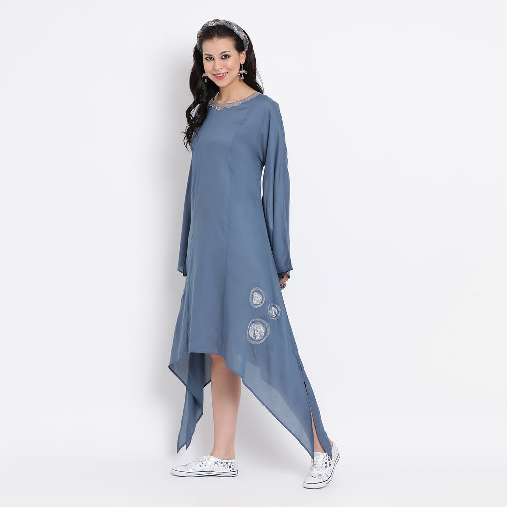 Blue viscose kaftan with embroidery at neck